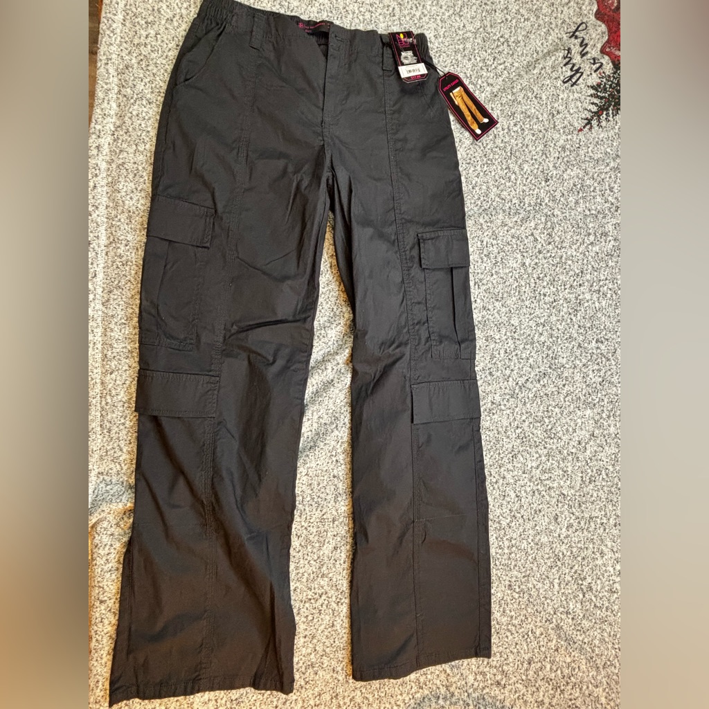 No Boundaries Women’s Black Cargo Pants With Multiple Pockets